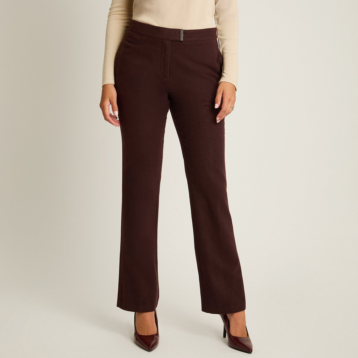 Pantalon Formal Burdeo Elasticidad Nula Sin Forro Calce Normal Tela Plano